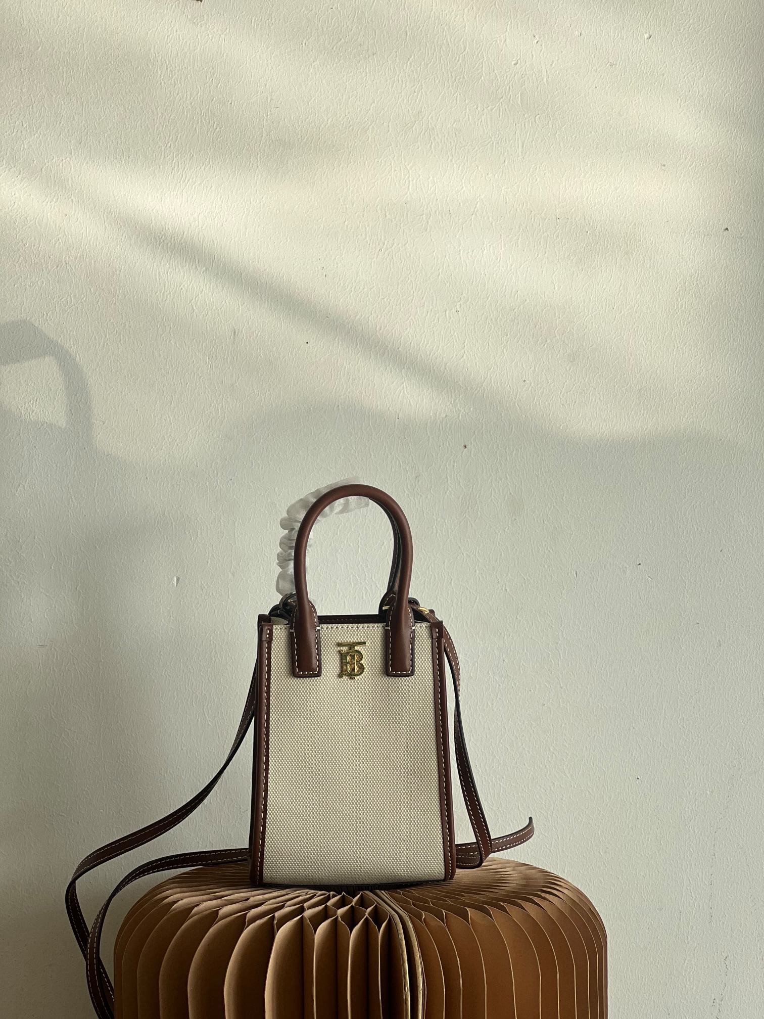 Burberry_FrancesTote-13_